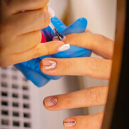 Manicura-extension-uñas-de-gel